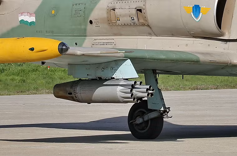 Cận cảnh pod phóng rocket UB-16-57UMP 57mm của L-39.