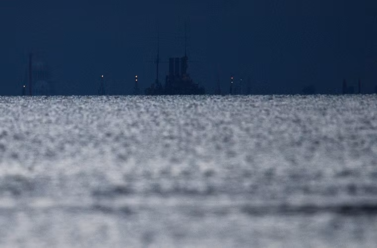 Do có thời gian hoạt động khá lâu và ít được bảo dưỡng nên phần thân của tàu Rạng Đông có dấu hiệu xuống cấp nghiêm trọng, trong quá trình sửa chữa còn tàu này nhà máy Kronstadtsky còn phát hiện ra một vết nứt khá lớn ở thân tàu.