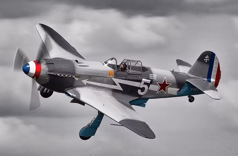 Bên cạnh sức mạnh động cơ những chiếc Yak-3 cũng được trang bị hệ thống vũ khí khá tốt gồm 1 pháo ShVAK 20mm với khả năng mang theo 150 viên đạn hoặc hai súng máy 12.7mm Berezin UBS với đạn nổ mảnh.