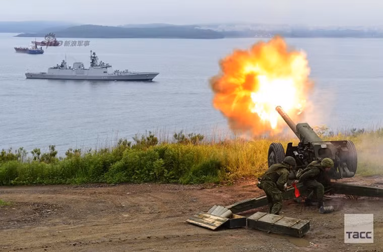 Tờ India Times của Ấn Độ lại cho rằng, việc tàu chiến của nước này xuất hiện tại Thái Bình Dương là điều hết sức bình thường khi khu vực này có ảnh hưởng trực tiếp đến lợi ích của Ấn Độ. Trong ảnh là pháo binh của Hạm đội Thái Bình Dương khai pháo chào mừng tàu INS Sahyadri đến Vladivostok.