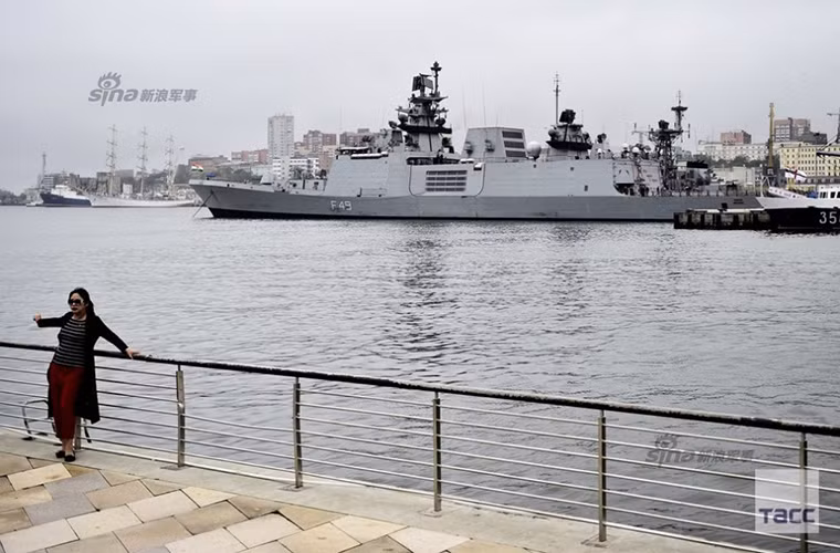 Tàu INS Sahyadri sau khi cập bến Vladivostok vào hôm 27/6.