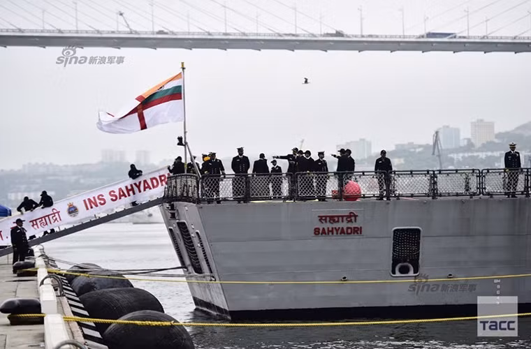 Về hệ thống tên lửa mang theo, các tàu Shivalik là một kho tên lửa thực sự với hệ thống ống phóng tên lửa thẳng đứng mang theo các tên lửa phòng không trên hạm gồm Barak 1 và Shtil-1 với 32 đơn vị. Trong khi đó lên hành trình và tên lửa chống hạm gồm có BrahMos và Klub tất cả đều được triển khai từ ống phóng thẳng đứng với 16 đơn vị.