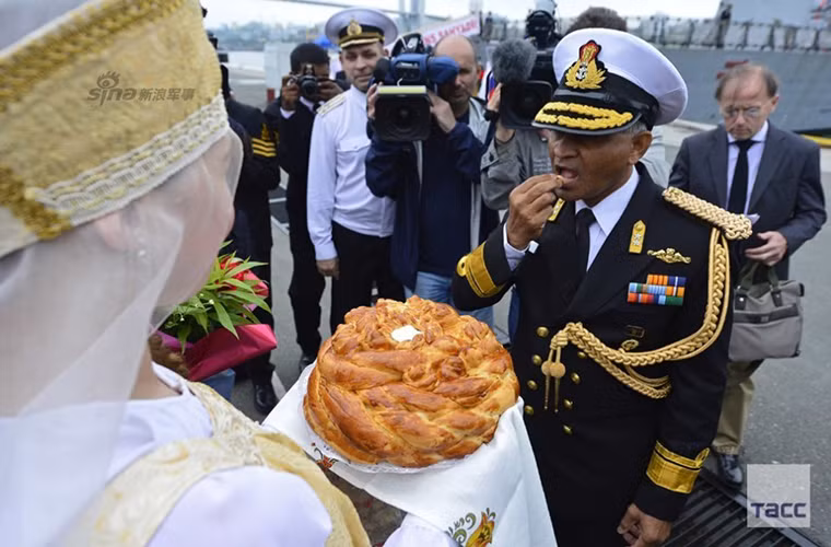 Trong ảnh là Chuẩn đô đốc SV Bhokare người đứng đầu biên đội tàu chiến của Ấn Độ hoạt động tại Thái Bình Dương trong chuyến thăm tới Nga.