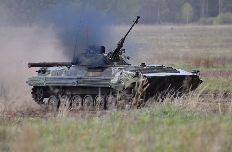 Có một thực tế rằng, BMP-2 hiện tại đã quá lỗi thời và không còn phù hợp với chiến tranh hiện đại. Điều này thể hiện rõ qua tỷ lệ xe chiến đấu bộ binh này bị bắn hạ ở Iraq và Syria. Tuy nhiên chặng đường BMP-2 bị loại bỏ hoàn toàn trong biên chế Quân đội Nga vẫn còn khá xa.