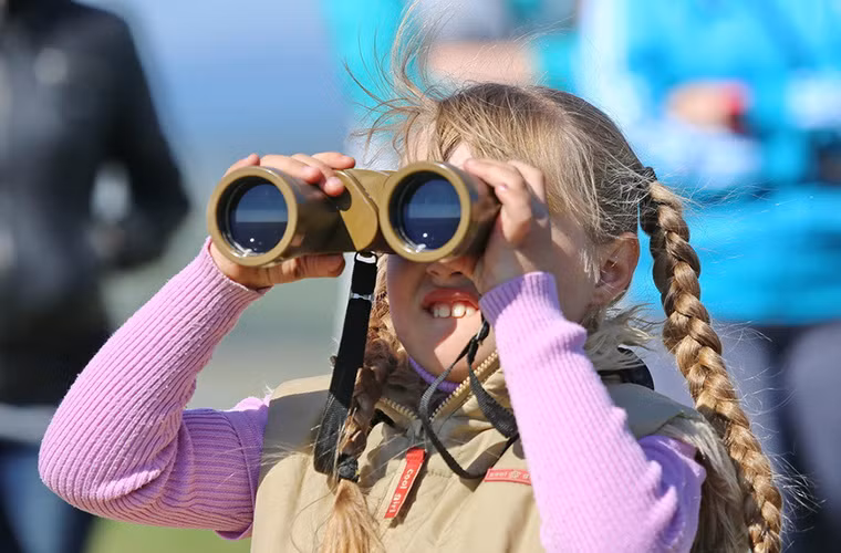 Một khán giả nhí quan sát phần thi của những chiếc BMP-2 trên khán đài tại thao trường Chelyabinsk.