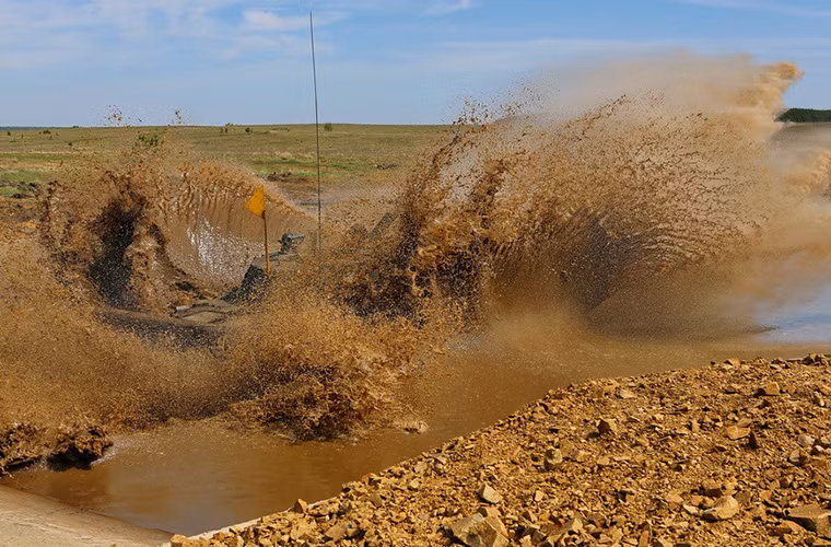 BMP-2 là biến thể nâng cấp của dòng xe chiến đấu bộ binh BMP-1, với phần khung gầm được giữ nguyên như người tiền nhiệm với khác biệt duy nhất là tháp pháo 73mm 2A28 trên BMP-1 được thay thế bằng tháp pháo tự động 30mm 2A42.