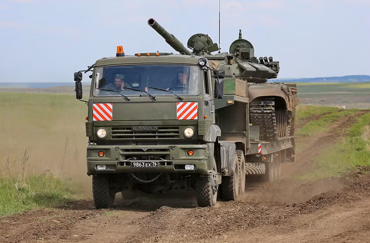 Hình ảnh chiếc T-72B3 được chở về điểm tập kết sau khi các đội thi hoàn tất phần thi của mình.