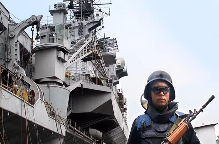 Trong ảnh là một thành viên thuộc lực lượng Đặc nhiệm trên biển Ấn Độ (MARCOS) trong nhiệm vụ bảo vệ an ninh trên tàu sân bay INS Viraat.