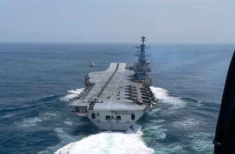 Trong khi đó chỉ có khoảng 6 tiêm kích trên hạm Sea Harrier vừa trải qua nâng cấp sẽ được bàn giao cho INS Vikrant, 30 máy bay còn lại của INS Viraat sẽ bàn giao cho căn cứ không quân INS Hansa đóng ở Dabolim phía Tây Ấn Độ. Tuy nhiên số máy bay này cũng sẽ sớm bị cho nghỉ hưu khi đa số chúng đều được đưa vào phục vụ từ những năm 1980.