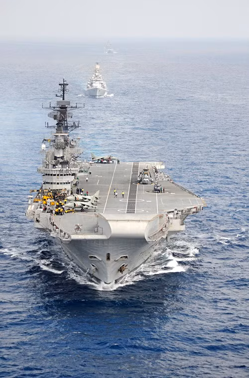 Tàu sân bay INS Viraat đã trải qua ít nhất bốn lần đại tu và một lần nâng cấp nhỏ trong suốt thời gian hoạt động của mình trong Hải quân Ấn Độ từ năm 1987. Trong khi đó cuộc chiến gần đây nhất mà INS Viraat tham gia là tại quần đảo Falklands khi còn trong biên chế Hải quân Hoàng gia Anh. Vào năm 2012, Hải quân Ấn Độ đã bỏ ra hơn 1 triệu USD để đại tu INS Viraat lại lần cuối cùng trước khi số phận của nó được quyết định vào năm 2014.