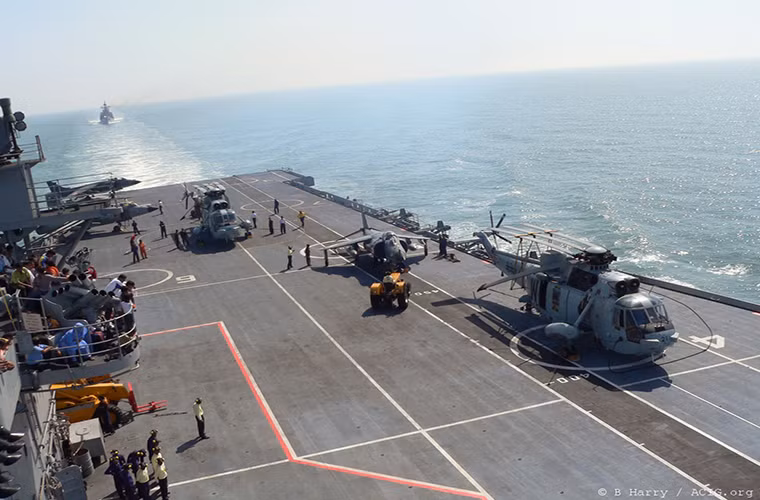 Một trong những dòng máy bay phổ biến khác hoạt động trên INS Viraat là trực thăng hải quân Westland Sea King, tất nhiên những chiếc trực thăng này cũng được thiết kế dành cho nhiệm vụ tác chiến chống ngầm.