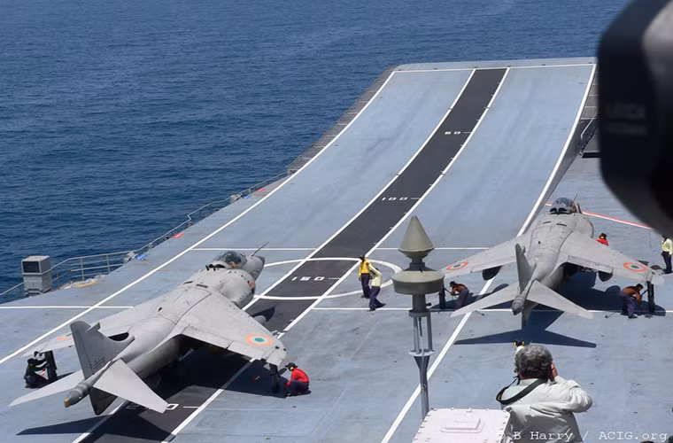 Trong ảnh là hai chiếc tiêm kích trên hạm Sea Harrier chuẩn bị cất cánh trên tàu sân bay INS Viraat. Chỉ có một số ít những chiếc Sea Harrier trên INS Viraat được nâng cấp vào giai đoạn từ năm 2008 đến 2009 chủ yếu là nâng cấp hệ thống radar Elta EL/M-2032 mới do Israel chế tạo.