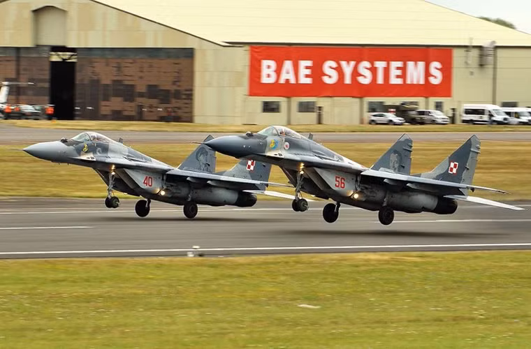 Phạm chiến đấu của MiG-29 hơn 1.400km và nó có thể mang theo 3.5 tấn vũ khí các loại bao gồm bom và tên lửa tấn công.