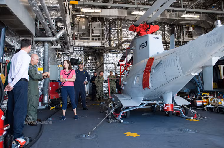 Mẫu trực thăng không người lái Northrop Grumman MQ-8 bên trong nhà chứa máy bay trên USS Coronado, nó được thiết kế dành cho nhiệm vụ trinh sát và tuần tra trên không khi cần thiết nó cũng có thể tham gia chiến đấu.