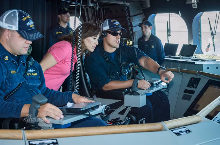 Các tàu chiến LCS được xem là tinh hoa của ngành công nghiệp hàng hải Mỹ, nó được trang bị các công nghệ hàng hải tiên tiến nhất và mọi hệ thống trên tàu đều hoạt động gần như tự động hóa do đó giảm đáng kể số thành viên thủy thủ đoàn.