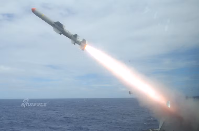 Đây là lần đầu tiên hình ảnh phóng thử nghiệm tên lửa Harpoon từ một tàu LCS được Hải quân Mỹ công bố, vì các tàu chiến ven bờ (Littoral Combat Ship) của Mỹ ban đầu đều không được thiết kế để mang theo các tên lửa chống hạm. Bên cạnh đó người Mỹ cũng chỉ mất chưa tới 1 năm để hoàn thiện việc tích hợp này.