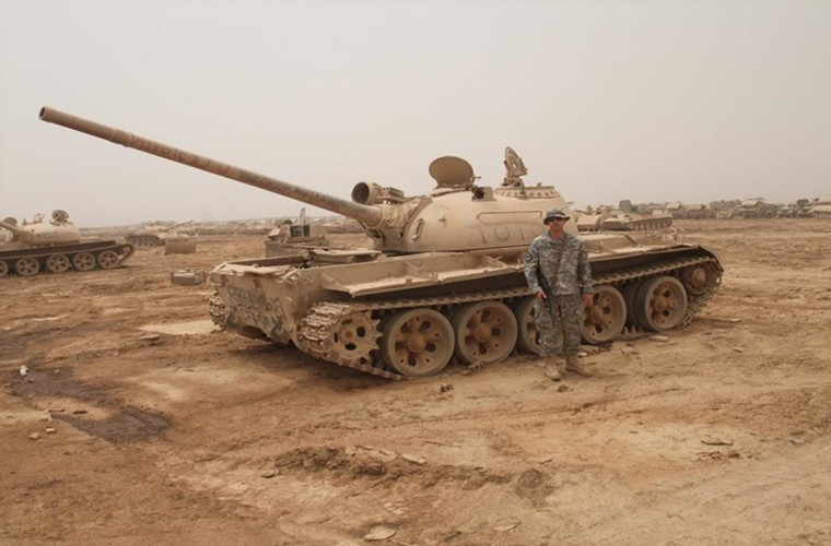Một binh sĩ Mỹ chụp ảnh lưu niệm cạnh chiếc xe tăng Type 69 do Trung Quốc sản xuất từng phục vụ trong biên chế Quân đội Iraq.