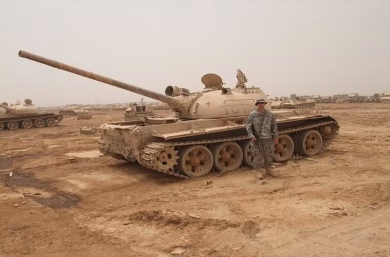 Một binh sĩ Mỹ chụp ảnh lưu niệm cạnh chiếc xe tăng Type 69 do Trung Quốc sản xuất từng phục vụ trong biên chế Quân đội Iraq.