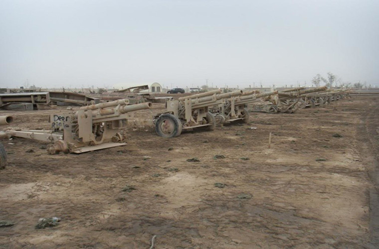 Ở Taji cũng có khá nhiều loại vũ khí do Mỹ sản xuất từ pháo cho tới xe tăng điển hình như dàn pháo M101 howitzer 105mm này.