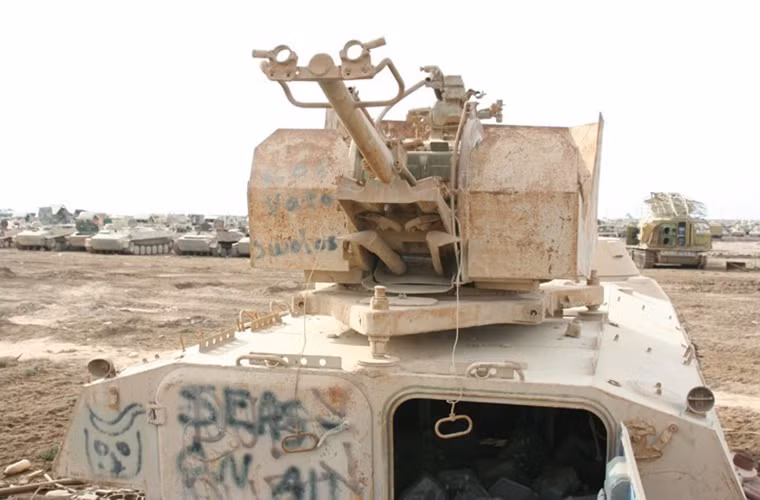 Một tổ hợp pháo phòng không di động của Quân đội Iraq giờ chỉ còn là một đống sắt vụn.