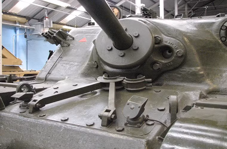 Bên cạnh hỏa lực vượt trội ưu điểm thứ hai của Tortoise (A39) là hệ thống giáp chắc chắn với vị trí dày nhất ở phía trước thân xe lên tới 228mm và thấp nhất là 33mm. Chính vì vậy trọng lượng của chiếc xe tăng này lên tới hơn 80 tấn và để vận hành nó cần tới động cơ xăng Rolls-Royce Meteor V12 600 mã lực.