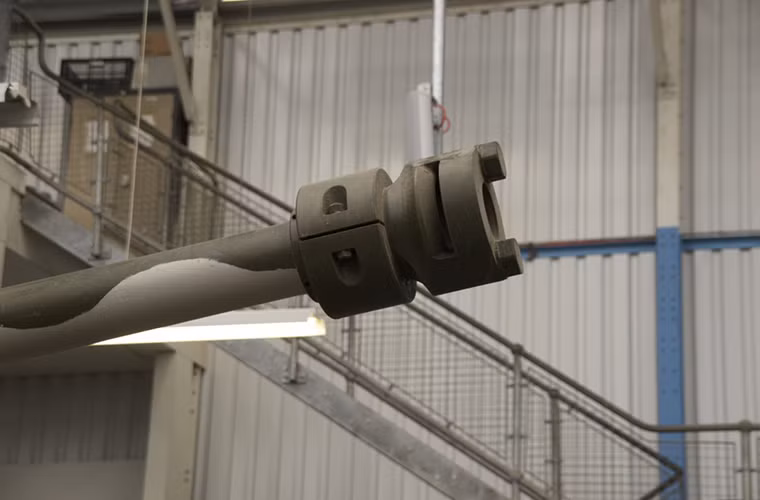 Vũ khí chính của xe tăng hạng nặng Tortoise (A39) là một pháo Ordnance QF 32-pounder 94mm được kỳ vọng sẽ đánh bại mọi loại xe tăng hạng nặng của quân Đức khi đó. Trong thử nghiệm nó từng bắn hạ thành công một chiếc Panther của Đức ở khoảng cách hơn 900m với đạn xuyên giáp nặng 14.5kg.