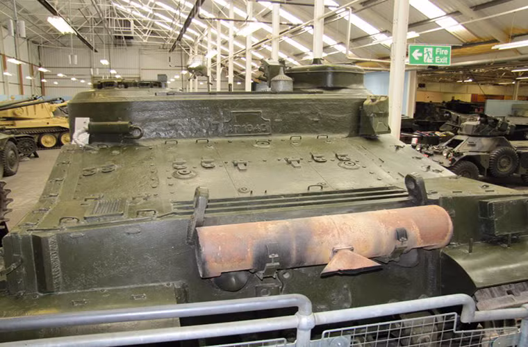 Trong ảnh là phần giáp phía sau của Tortoise (A39) nơi đặt hệ thống động cơ Rolls-Royce Meteor. Giáp chính phía sau của nó cũng được đánh giá khá dày có thể hơn 100mm.