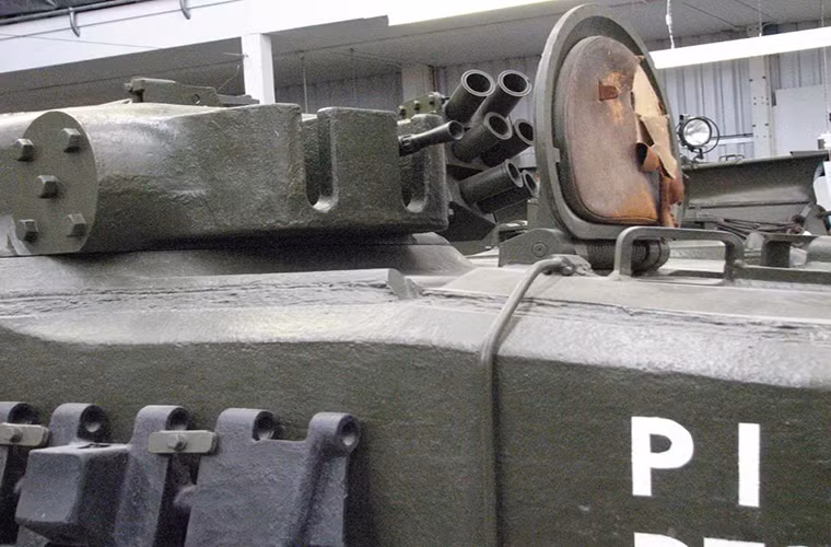 Hệ thống phòng vệ Tortoise (A39) được trang bị tới 3 súng máy 7.92mm Besa với một khẩu ở trên vị trí chỉ huy xe, một súng máy đồng trục và một súng máy khác ở phía trước thân xe. Kíp chiến đấu của chiếc xe tăng này lên tới 7 người.