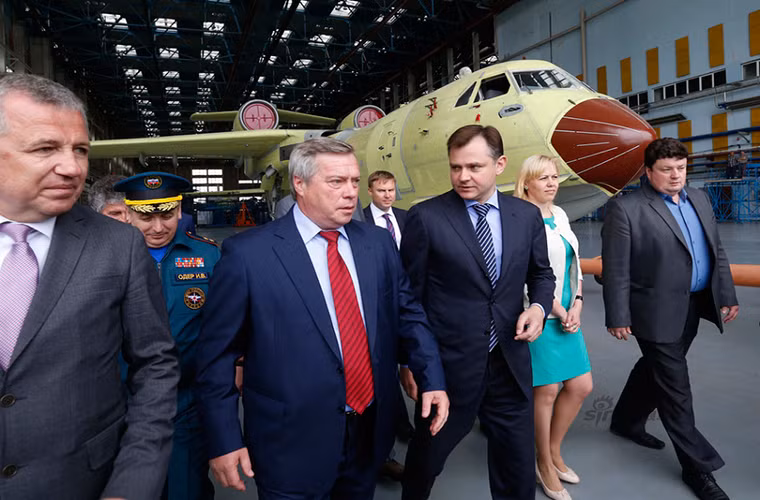 Chính vì lý do này mà từ năm 2012 Trung Quốc đã bắt đầu để ý tới Be-200 khi nó được Tập đoàn xuất nhập khẩu vũ khí nhà nước Rosoboronexport của Nga giới thiệu tại triển lãm hàng không quốc tế Chu Hải. Và từ đầu năm nay Nga và Trung Quốc đã có các buổi hội đàm đầu tiên về hợp đồng xuất khẩu Be-200 cho Bắc Kinh.