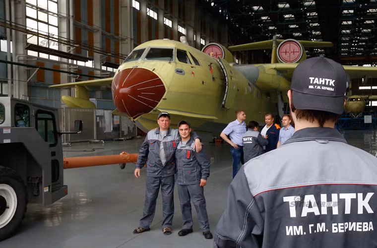 Với hệ thống tự động hóa cao, phi hành đoàn của Be-200ES chỉ cần tới hai người với khả năng mang theo 7.5 tấn hàng hóa hoặc chở theo 44 hành khách. Tầm hoạt động của mẫu thủy phi cơ này là hơn 2.000km có thể lên đến 3.300km nếu bay không tải.