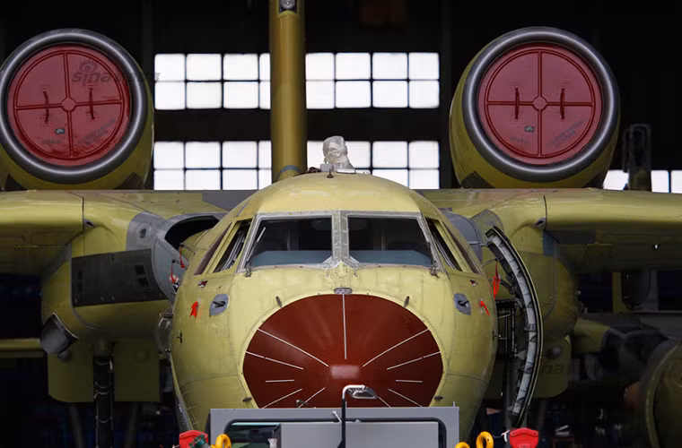 Thủy phi cơ Be-200ES được cải tiến đáng kể về phần khung máy bay, trang thiết bị điện tử được hiện đại hóa và một số nâng cấp khác. Biến thể nâng cấp này được xây dựng trên các bản báo cáo về khả năng hoạt động của những chiếc Be-200 trước đây giúp mẫu thủy phi cơ này hoàn thiện hơn.