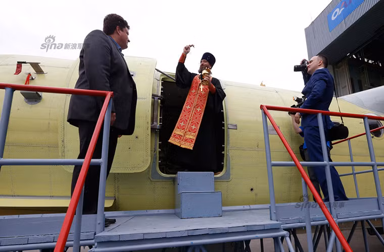 Một chiếc Be-200 có thể hoạt động trên biển với nhiều vai trò khác nhau từ tuần tra, chống ngầm, cho đển đổ bộ và vận tải hàng hóa. Nó có thể cất hạ cánh ở vùng nước sâu 2,5m với sóng cao lên đến 1,3m và chỉ cần đường băng trên nước dài 2.300m.