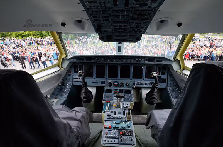 Be-200ES được thiết kế như một mẫu máy bay vận tải đa năng có thể thực hiện nhiều loại nhiệm vụ khác từ tìm kiếm cứu nạn, hỗ trợ nhân đạo, chống cháy rừng cho đến các hoạt động quân sự trên biển.