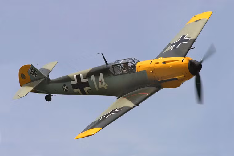 5. Messerschmitt Bf 109: Đây là chiến đấu cơ xuất sắc nhất của Đức quốc xã, nó cùng với Fw190 tung hoành khắp châu Âu những năm đầu Thế chiến II. Chính Bf109 đã định hình đường lối phát triển máy bay chiến đấu trong suốt Thế chiến II. Tuy nhiên, Đức chủ quan không tập trung phát triển máy bay mới mà tự mãn với Bf109 nên đã bị Mỹ vượt qua.