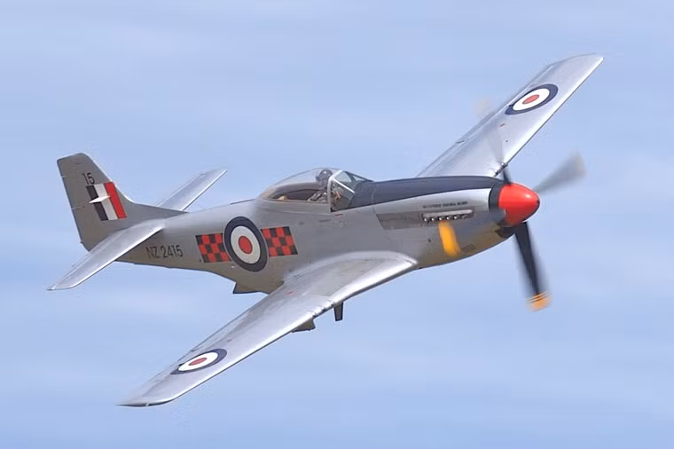  1. P-51 Mustang: Tốc độ nhanh, cơ động tốt, tầm bay xa, P-51 xứng đáng là chiến đấu cơ xuất sắc nhất Thế chiến II. Được đưa vào tham chiến từ năm 1942, Mustang nhanh chóng chứng minh sự vượt trội của nó so với các chiến đấu cơ chủ lực của Đức quốc xã. P-51 đã góp công to lớn trong việc đánh bại Không quân Đức và Nhật Bản.