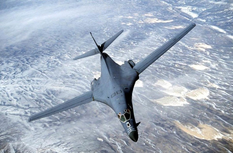 B-1B là oanh tạc cơ chiến lược siêu thanh tầm xa đa năng do công ty Rockwell chế tạo. Nó có khả năng bay liên tục 12000km, có thể thực hiện nhiệm vụ ném bom chiến lược liên lục địa. Giá của B-1B là 317 triệu USD, chi phí một lần bay là 58.488 USD.