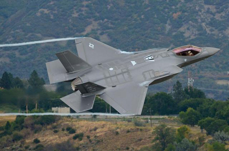 F-35 là máy bay chiến đấu tấn công thế hệ mới được Mỹ và các nước đồng minh khác phối hợp phát triển, do công ty Lockheed Martin và Northrop Grumman liên kết chế tạo.