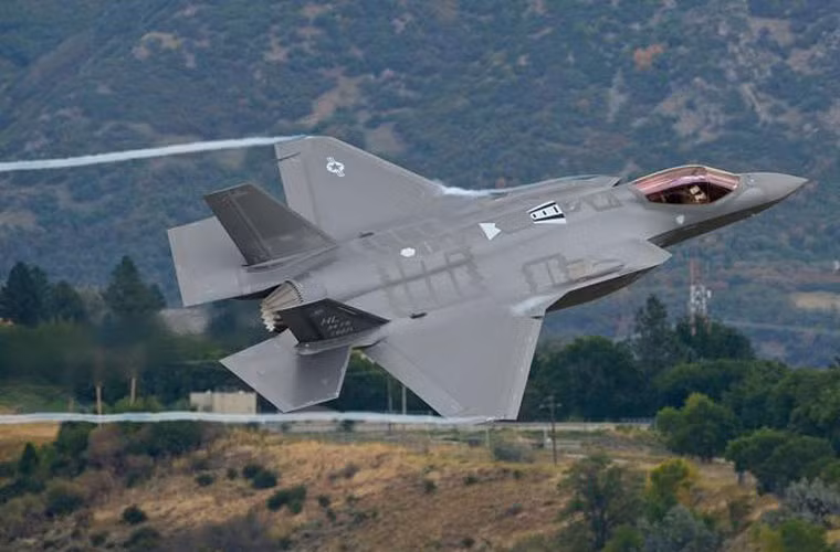 F-35 là máy bay chiến đấu tấn công thế hệ mới được Mỹ và các nước đồng minh khác phối hợp phát triển, do công ty Lockheed Martin và Northrop Grumman liên kết chế tạo.