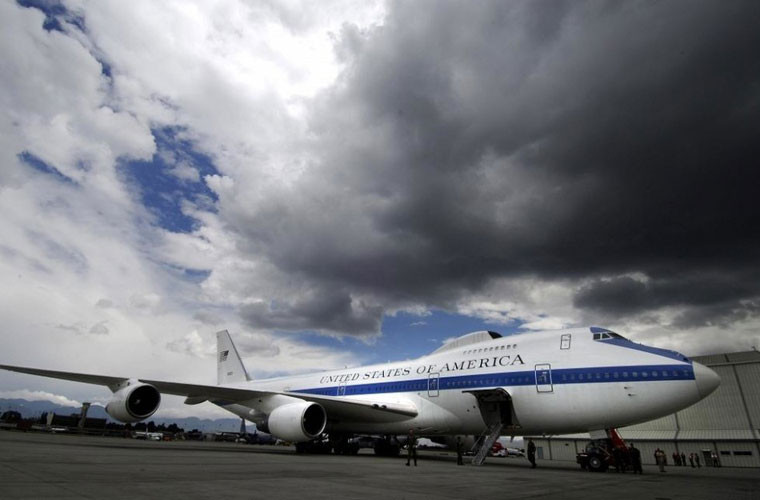 Máy bay chỉ huy đường không E-4B được cải biến từ Boeing 747-200B của Mỹ. Giá E-4B là 223 triệu USD, chi phí cho một lần bay 149.253 USD.