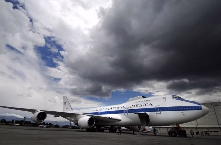 Máy bay chỉ huy đường không E-4B được cải biến từ Boeing 747-200B của Mỹ. Giá E-4B là 223 triệu USD, chi phí cho một lần bay 149.253 USD.