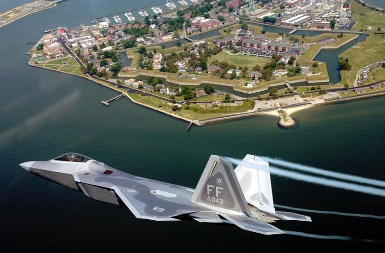 F-22 là máy bay chiến đấu thế hệ 5 một ghế ngồi 2 động cơ, tính năng tàng hình cao do công ty Lockheed Martin và Boeing phối hợp nghiên cứu, là chiến đấu cơ thế hệ 5 đầu tiên trên thế giới được đưa vào sử dụng. Giá của F-22A là 143 triệu USD, chi phí một lần bay 59.166 USD.