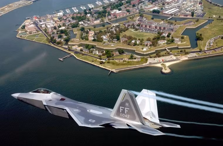 F-22 là máy bay chiến đấu thế hệ 5 một ghế ngồi 2 động cơ, tính năng tàng hình cao do công ty Lockheed Martin và Boeing phối hợp nghiên cứu, là chiến đấu cơ thế hệ 5 đầu tiên trên thế giới được đưa vào sử dụng. Giá của F-22A là 143 triệu USD, chi phí một lần bay 59.166 USD.