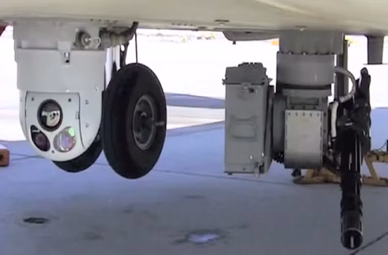 Cận cảnh một gói vũ khí được tích hợp trên MV-22B do BAE Systems phát triển với súng máy M61 Vulcan và bộ cảm biến nhận dạng mục tiêu.