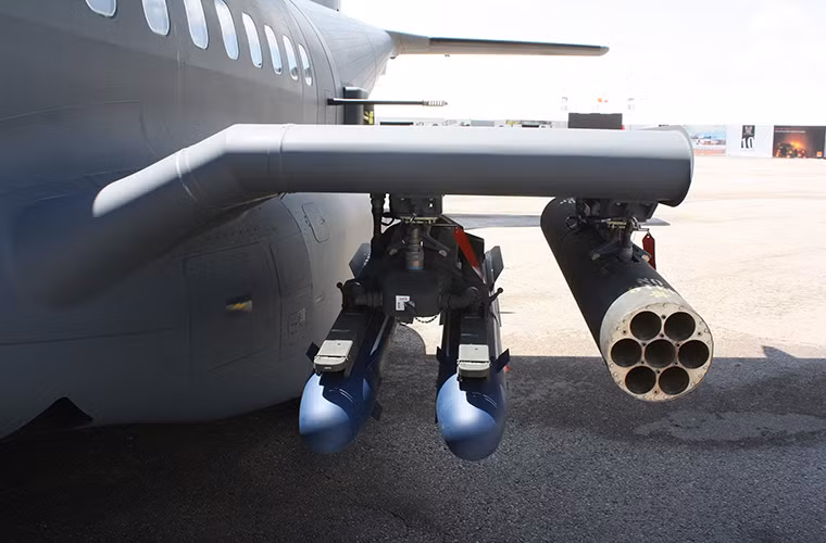 Thay vì mang theo các loại vũ khí hạng nặng như Hellfire hay Viper Strike, MV-22B sẽ được trang bị các tên lửa không đối đất AGM-176 Griffin và hệ thống ống phóng rocket phóng loạt 70mm mang theo đạn rocket thông minh APKWS.