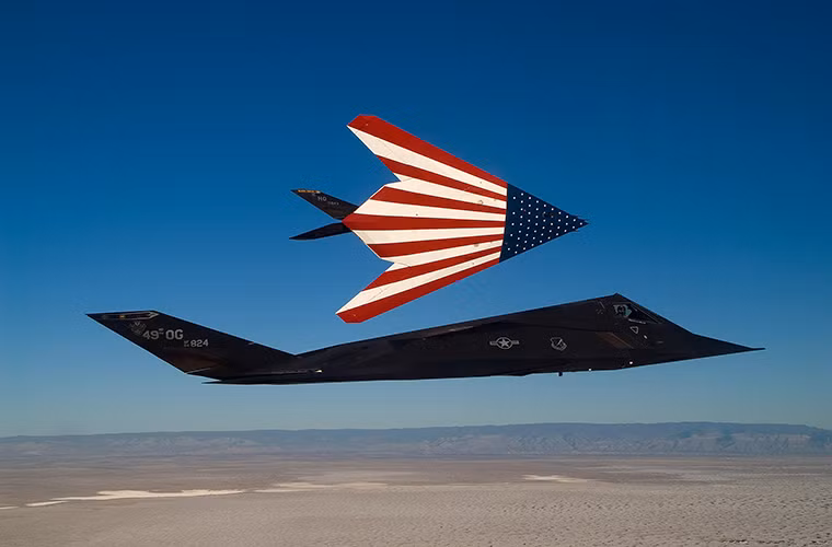 Đứng vị trí cuối cùng trong danh sách của TASS là Mỹ quốc gia duy nhất trên thế giới đưa các tiêm kích lẫn máy bay ném bom tàng hình đi vào hoạt động. Bên cạnh đó nước này còn sở hữu tới 4 mẫu máy bay chiến đấu tàng hình. Ảnh: Lockheed F-117 Nighthawk - máy bay chiến đấu tàng hình đầu tiên trên thế giới.