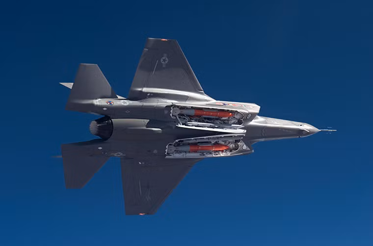 F-35 được Mỹ phát triển thành ba biến thể khác nhau gồm F-35A dành cho Không quân, F-35B dành cho Lính thủy Đánh bộ và F-35C dành cho Hải quân, trong đó F-35B là biến thể có khả năng cất hạ cánh thẳng đứng hoặc cất cánh với đường băng ngắn. Dù được phát triển sau F-22 nhưng F-35 bị đánh giá là hoạt động kém hiệu quả hơn nhiều so với người tiền nhiệm kể cả khả năng tàng hình.