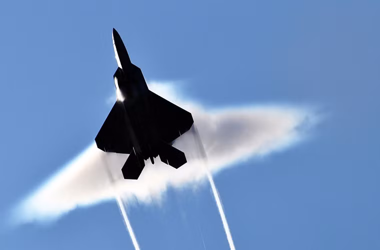 Có tổng cộng 195 chiếc F-22 được Mỹ chế tạo từ năm 1996-2011 và chỉ có 187 chiếc trong số đó được đi vào hoạt động. Dù đã phát triển thế hệ chiến đấu cơ tàng hình tiếp theo nhưng F-22 vẫn được xem là quốc bảo của Mỹ khi nó không được xuất khẩu cho bất cứ quốc gia nào trên thế giới kể cả các nước đồng minh thân cận nhất của Mỹ. Và tất nhiên giá của nó cũng không hề rẻ khi lên tới hơn 150 triệu USD cho mỗi chiếc.