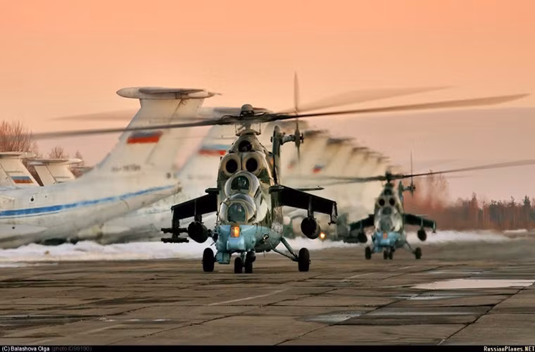 Trong ảnh là những chiếc trực thăng tấn công huyền thoại Mi-24 của Không quân Nga. Dù được đưa vào trang bị từ thời Liên Xô nhưng Mi-24 vẫn chứng minh được khả năng tác chiến trên không tuyệt vời của nó.