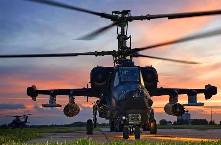 Bên cạnh đó, Không quân Nga cũng duy trì số lượng hạn chế những chiếc trực thăng tấn công Ka-50 vốn là tiền thân của Ka-52. Ngoài thay đổi lớn về mặt thiết kế thì điểm khác biệt lớn nhất giữa hai mẫu trực thăng tấn công này là Ka-50 là biến thể một chỗ ngồi trong khi đó Ka-52 là hai chỗ ngồi hổ trợ tốt hơn cho khả năng không chiến.