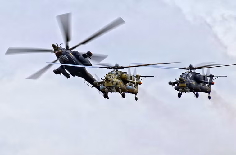 Trong ảnh là phi đội gồm 3 chiếc trực thăng tấn công Mi-28N của Không quân Nga trong một buổi trình diễn vào năm 2015.